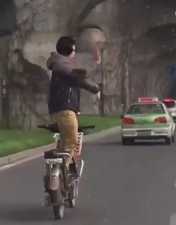 村子修路发现恐龙化石,老人挖出恐龙蛋化石