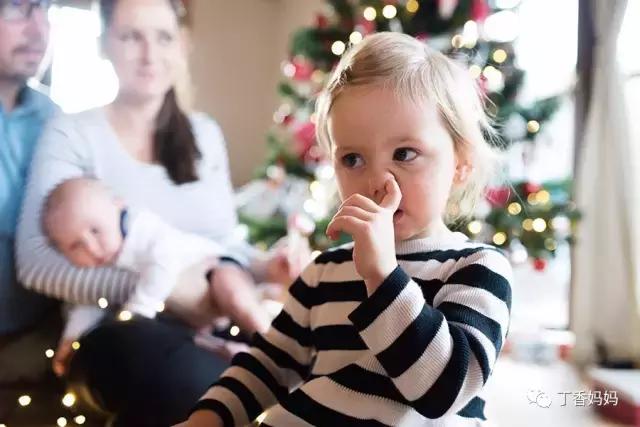 小孩常用手挖鼻子就可怕吗,孩子挖鼻孔是什么病