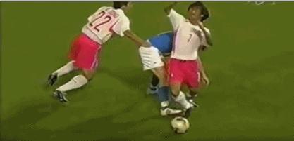 放倒孙兴慜的国足后卫,放倒韩国球员