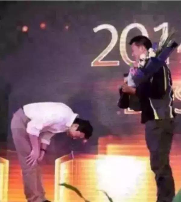 和王卫一起敲钟的快递员叫啥,顺丰上市王卫和快递小哥敲钟