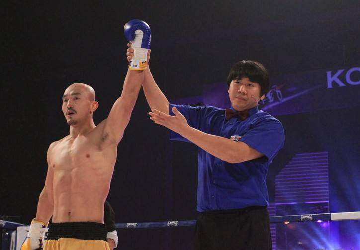 武僧一龙一脚踢飞韩国冠军：我不会踢足球，只会踢沙包！