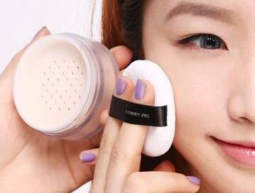 干净的底妆和粉底液有关系嘛,完美底妆和卡粉底妆