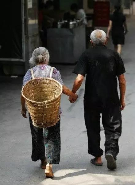 姐姐喜欢上我的男朋友,父母让我让给她,我该怎么办