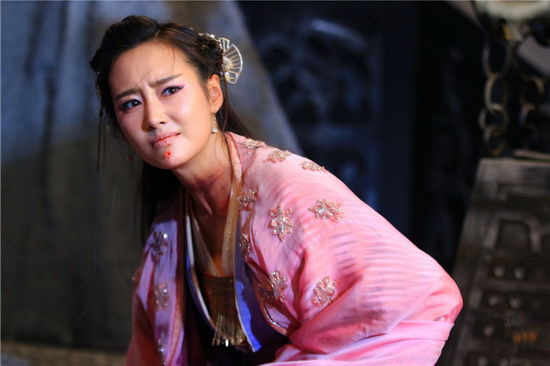 她刚生产完就被人在腰上狠狠踢了一脚，淤青触目惊心奄奄一息40