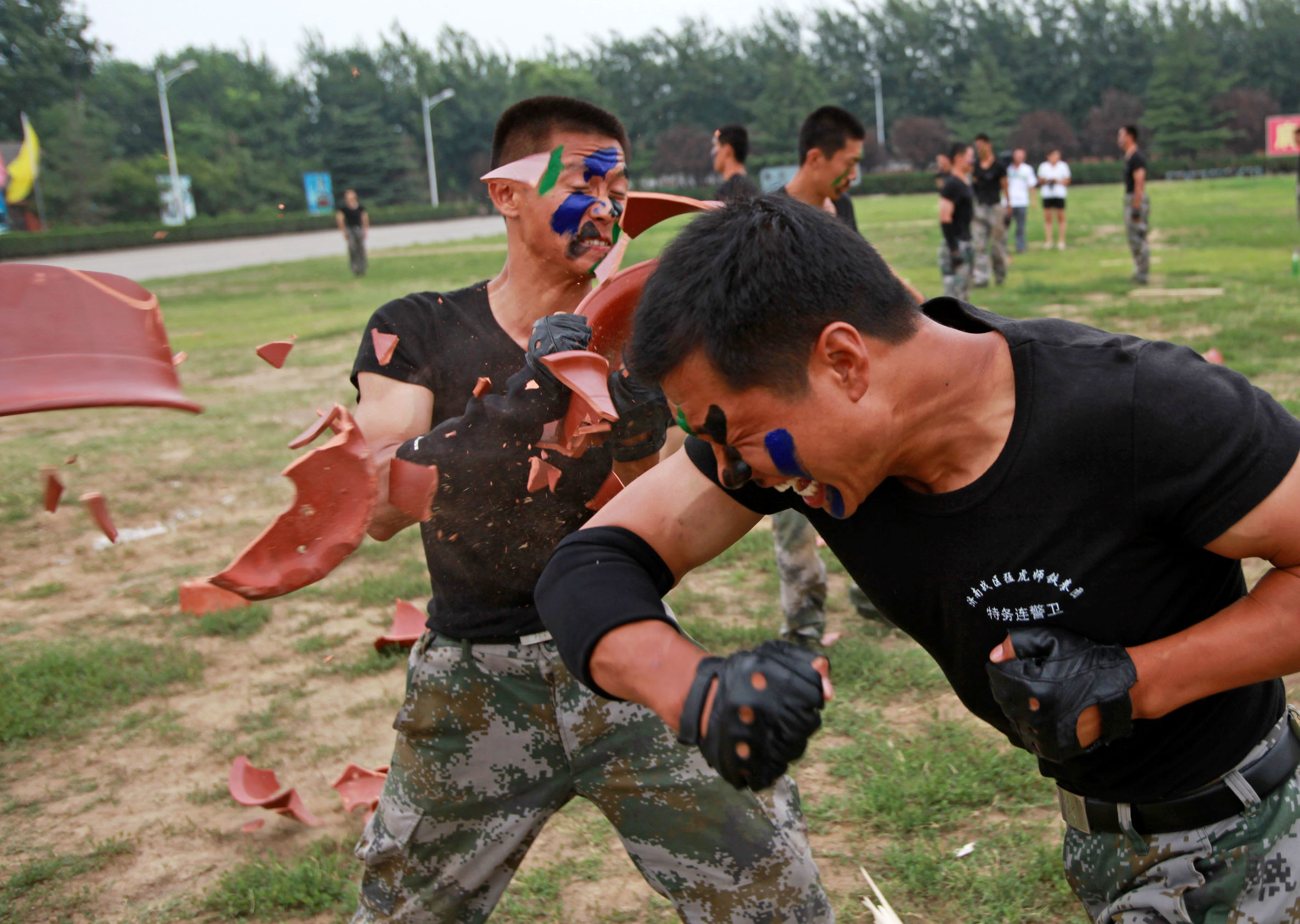 厉害了第一猛虎军！七旬中将拼“*刀刺**”六旬中将五发全中