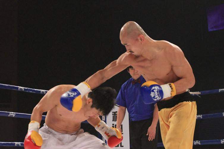 武僧一龙一脚踢飞韩国冠军：我不会踢足球，只会踢沙包！