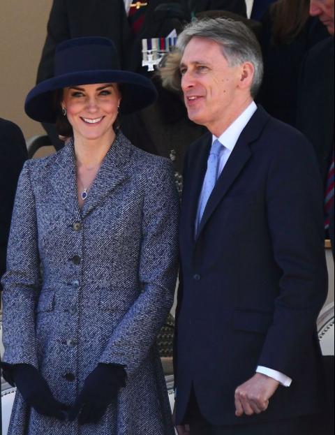 凯特王妃护发秘密公开，这次扫墓没洗头？全怪杯盖大檐帽