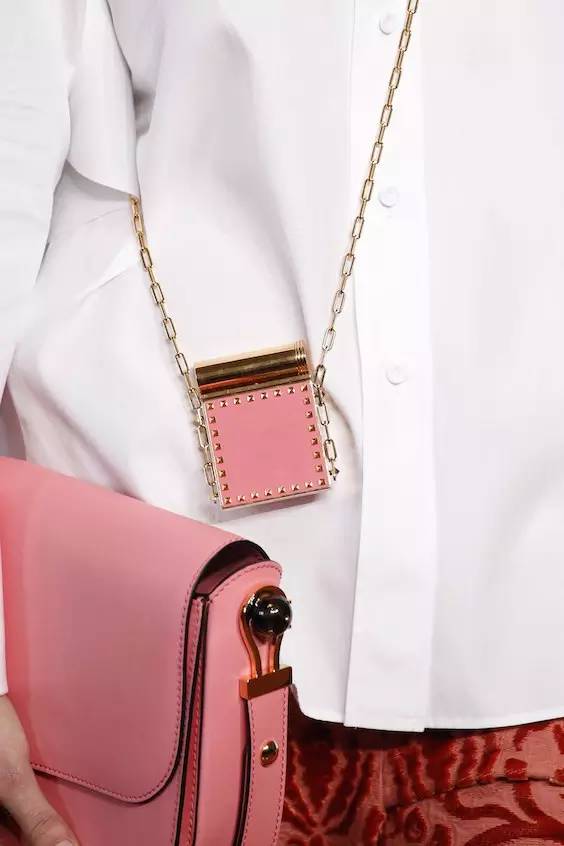 穿不错|纵使包包数千万独爱一只链条包