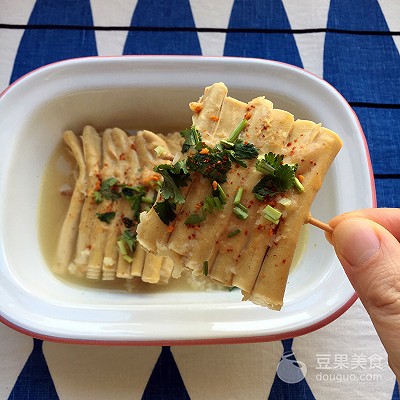 卤干豆腐卷老东北美食,豆腐卷小时候的味道