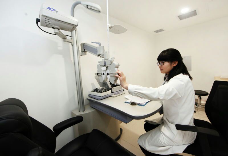 近视眼手术激光和飞秒区别和价格,飞秒激光近视手术是机器还是人工