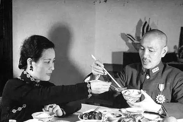 宋美龄抽烟喝酒玩麻将，活到106岁还肤白貌美，秘方来自一碗粥