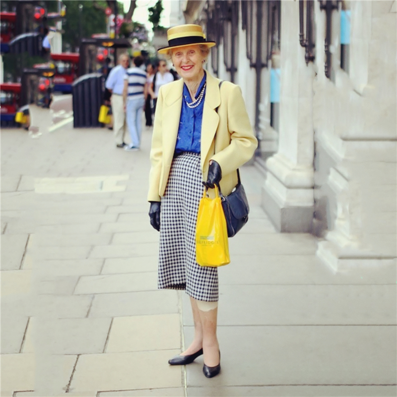 奶奶鞋怎么穿不显老 (奶奶鞋女款2022新款搭配)