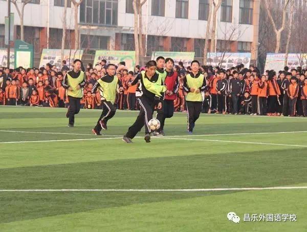 这个学校的足球赛火了！校长竟然亲自上阵！