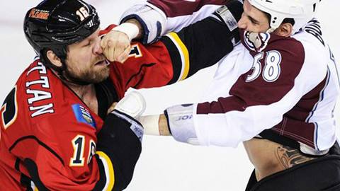 是的,冰球比赛可以打架,中国小将两度暴揍韩国运动员