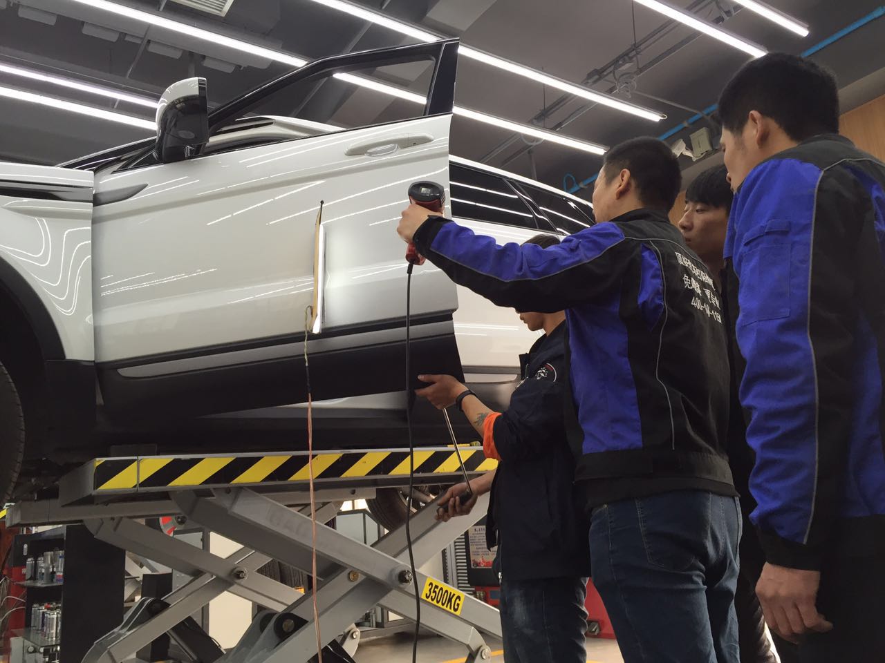 现场实拍：路虎极光车门小坑怎么修不伤原车漆