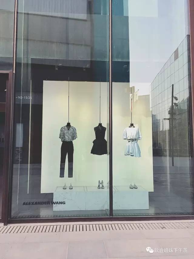 上班族福利:耿直姐妹三分钟带你逛完宇宙中心——三里屯