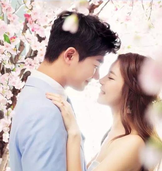 丽江9万朵各色花海婚纱照,森系花海小清新婚纱照