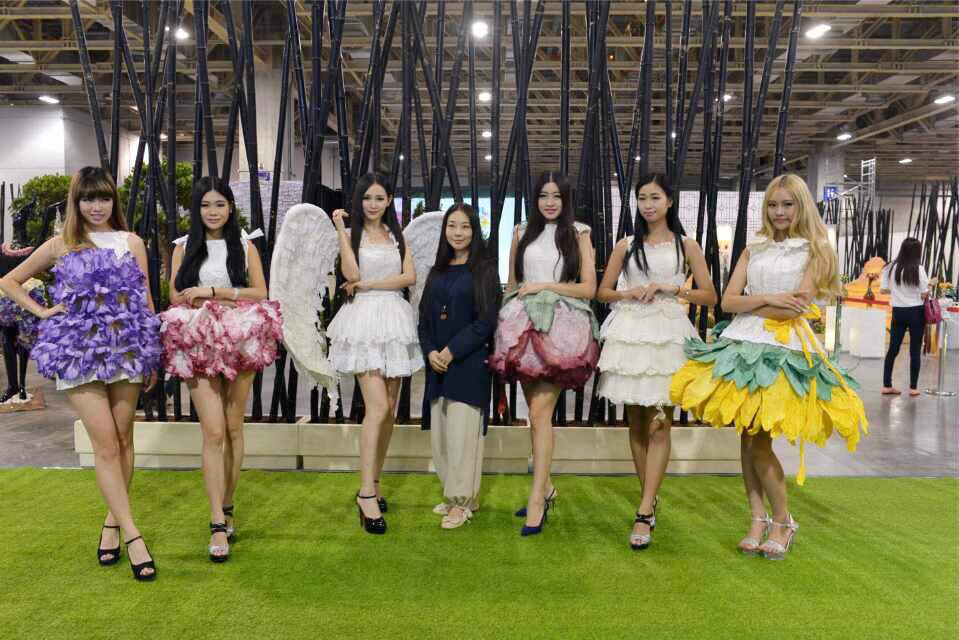 她“玩”纸六年，用纸艺让白龙重现广州聚龙古村