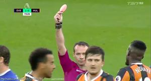 裁判员出示红牌警告有哪些情况,裁判给了自己一张红牌