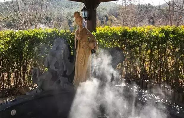 一起泡温泉的奢侈的享受,夏日一起泡温泉