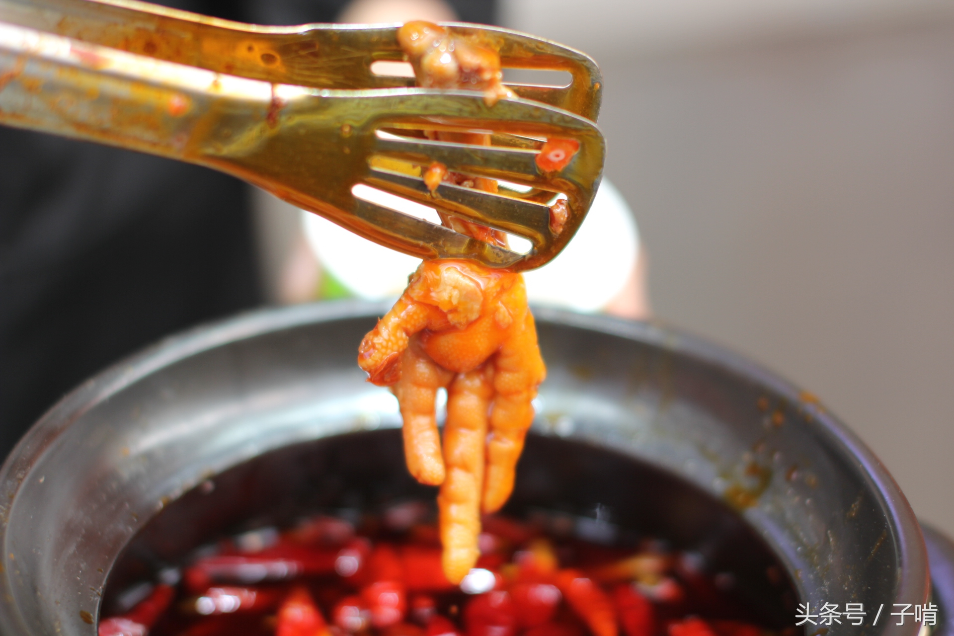 10块钱三个鸡爪,一包十几块的火锅鸡爪