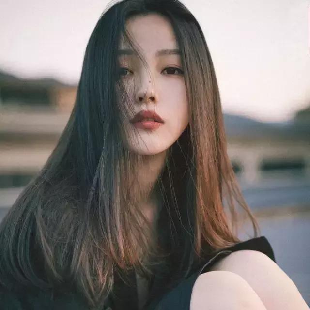 中分和侧分哪个显脸小,选对了发型才会有改变