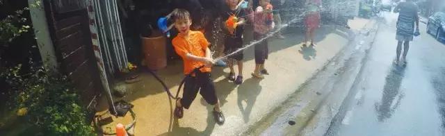 泼水节云南德宏游客视角,德宏泼水节孔雀舞申报吉尼斯纪录