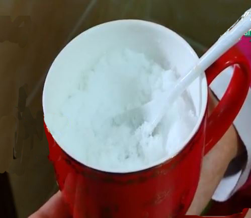 毛巾拧出来黄水怎么回事,使劲拧毛巾有白色的东西是什么