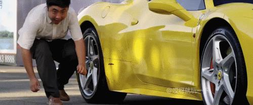 姑娘,别再抬脚了,整个车厢都弥漫着你臭袜子的味道