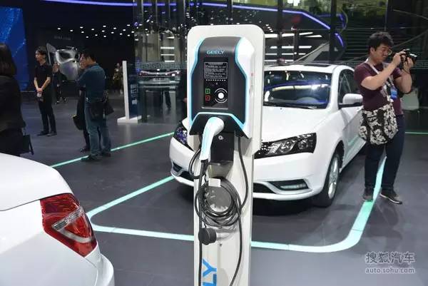 第四代吉利帝豪上市6.99万元起售,吉利帝豪ev300新款车