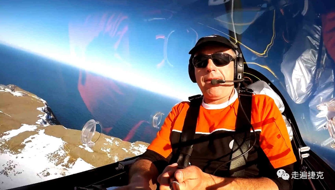 上瘾了，直升机飞行员什么都不顾了，捷克飞行员把直升机降落到瓦茨拉夫广场，自己去喝咖啡了