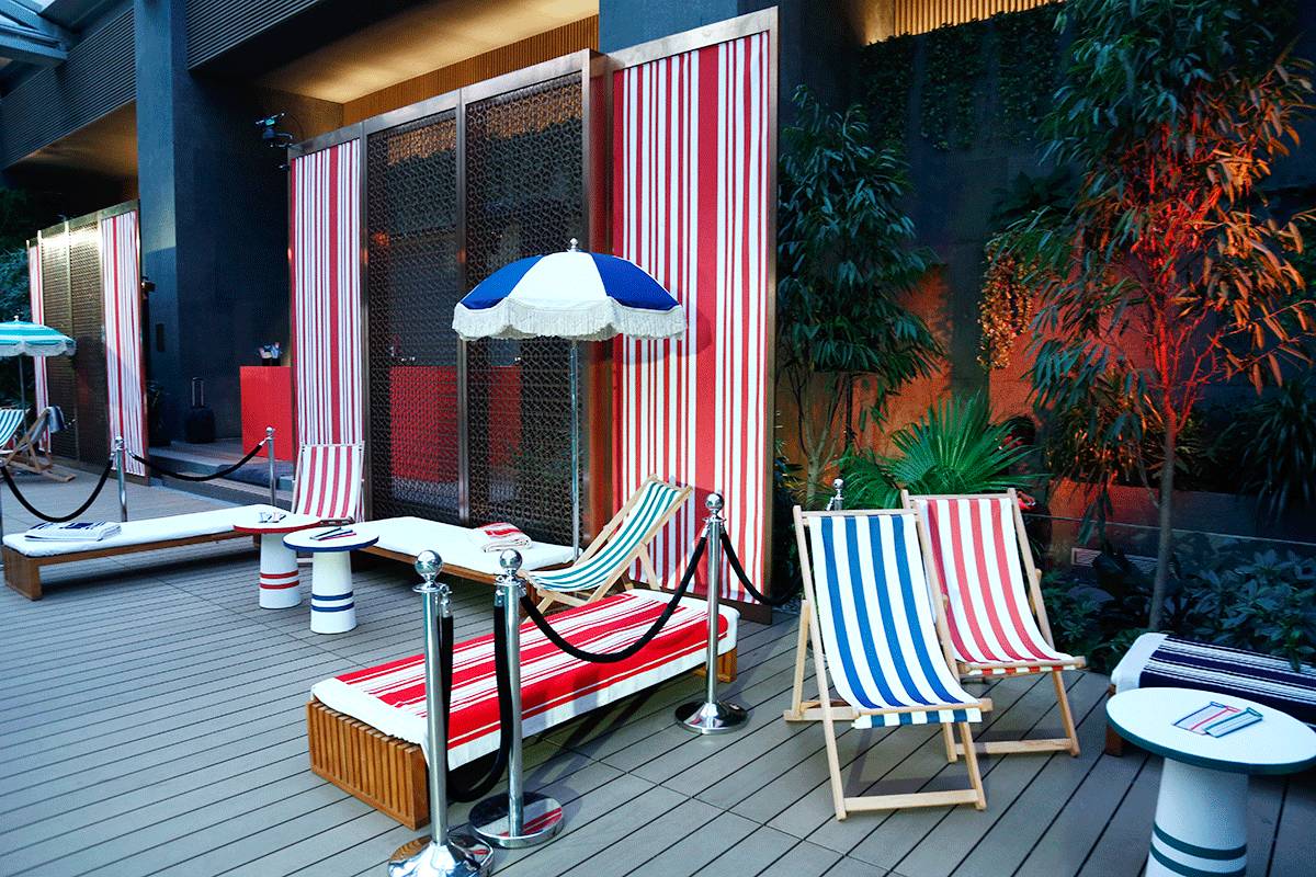 杨幂在泳池边吃苹果,在游泳馆里偶遇杨幂