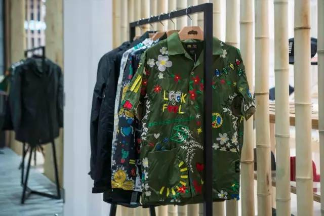 娼潵娼叮鏈嶉グ,娼潵娼叮绮惧搧绔ヨ姗辩獥