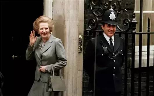 英国女王背双肩包,英国女王的爱马仕包包