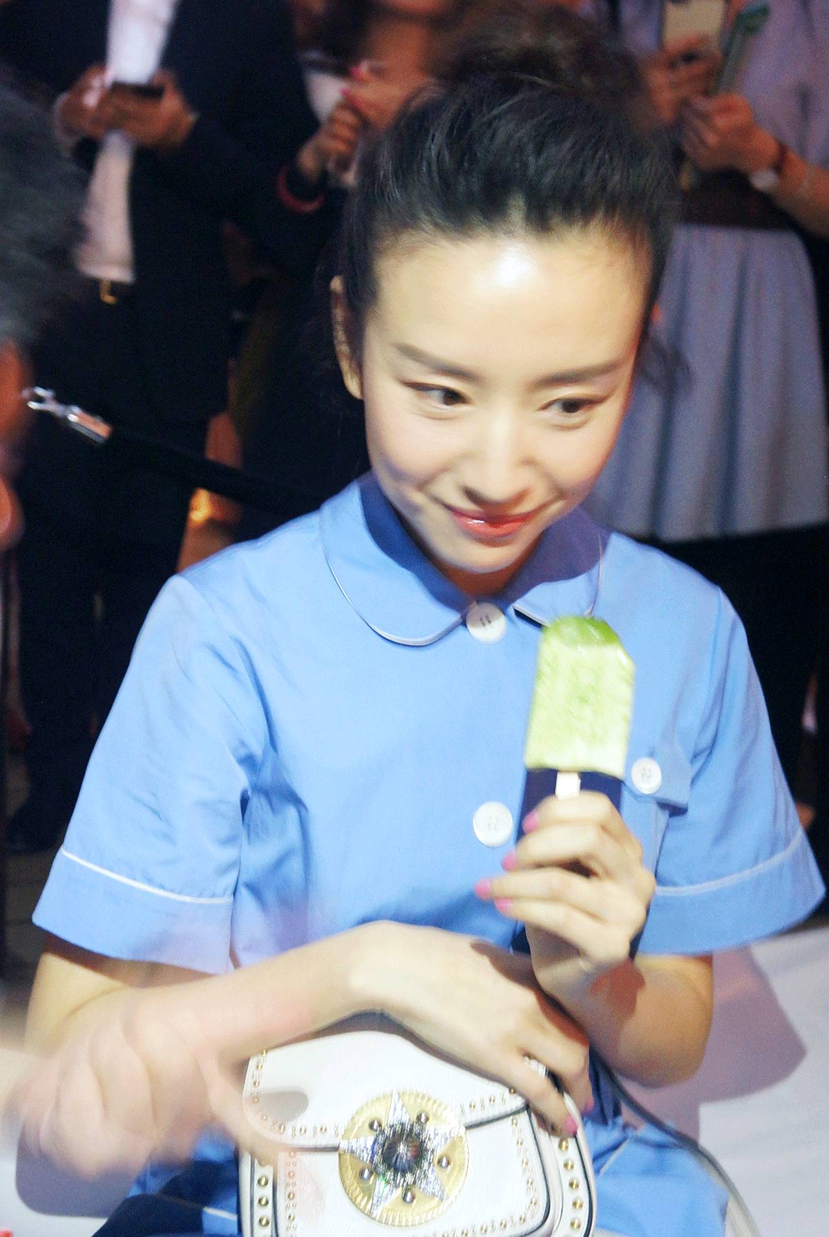 杨幂在泳池边吃苹果,在游泳馆里偶遇杨幂