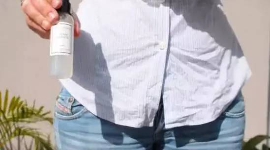 衣服皱巴巴的咋能穿出门,衣服皱起来了不用熨斗怎么弄平