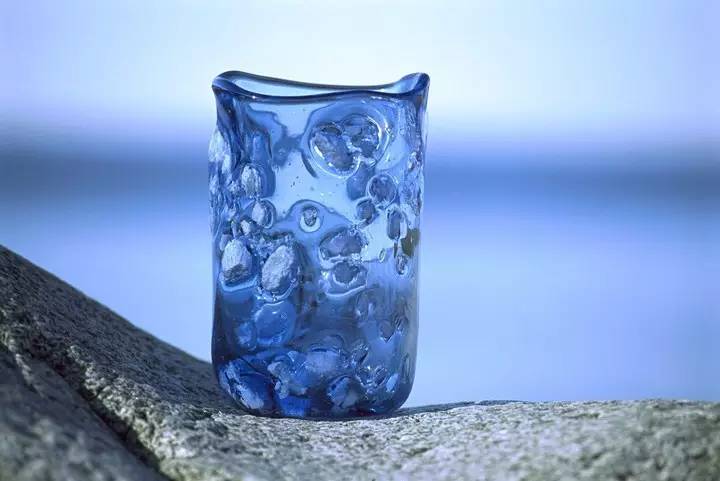 在山的那边海的那边有一群小红狗,在山的那边海的那边有一个蓝精灵