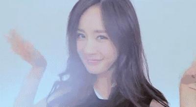 杨幂在泳池边吃苹果,在游泳馆里偶遇杨幂