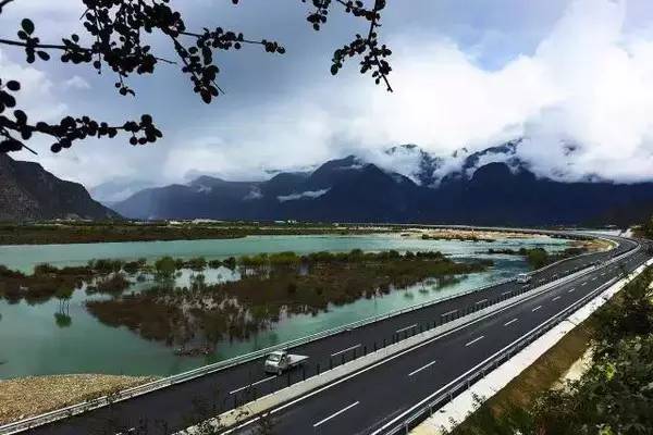 中国最美高速拉林公路,拉林高速最美路段