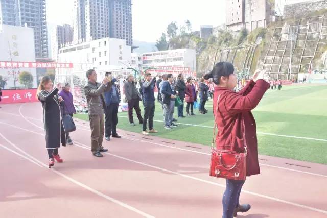 这一群中小学生像职业球员一样在踢球！