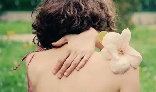 两肩膀酸痛警惕癌症,肩膀总是感觉紧张酸痛