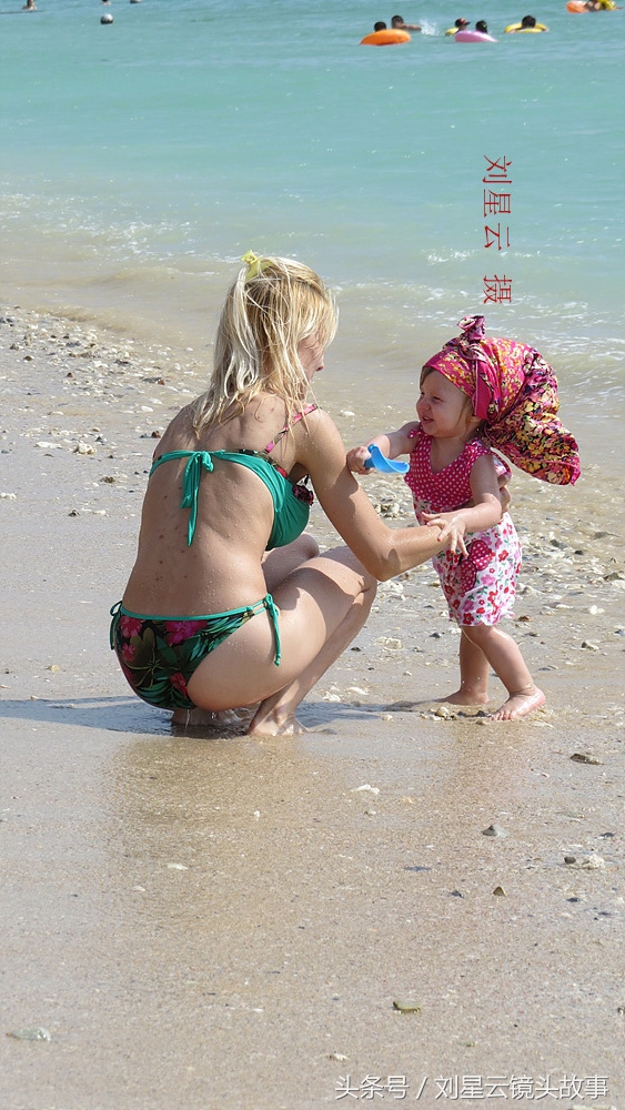 俄罗斯人三亚沙滩享受亲子日光浴好惬意,为人之母的洋妞有苗条的
