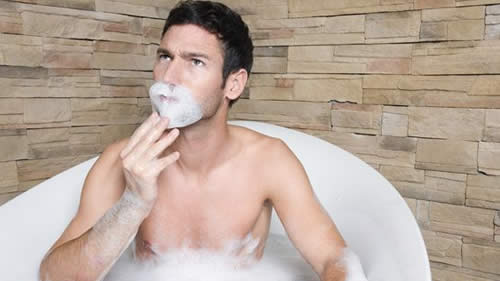 背上和胸前长痘痘男生,男士背上长了痘像是鸡皮疙瘩