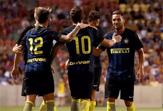 国际米兰进球后足球被装进袋子里,国际米兰回传球给黄牌