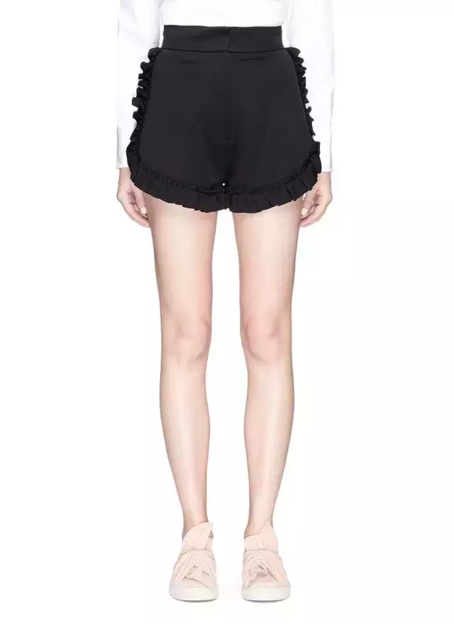 不敢去大牌店试衣服的年轻姑娘，可能永远不知道自己有多美