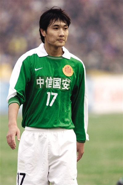 国安主力中场，曾高光入选国家队，后被鲁能逼迫退役