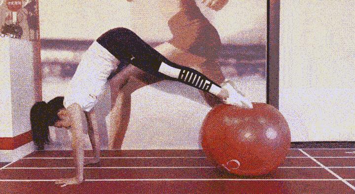 练这几个动作让你的大腿又细又直,练腿部所有部位最好动作