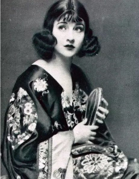 她被称中国第一美女身价过亿,她被誉为圈内第一美女