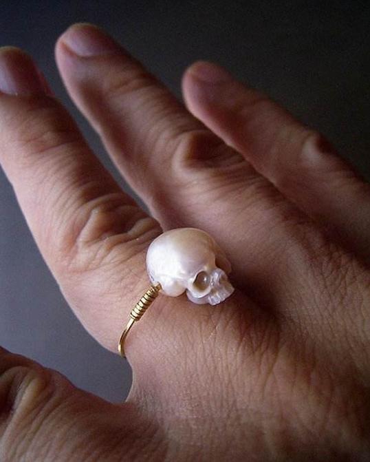 日本珍珠骷髅，将又是生又是死的饰品戴在身上，葬礼艺术作为灵感