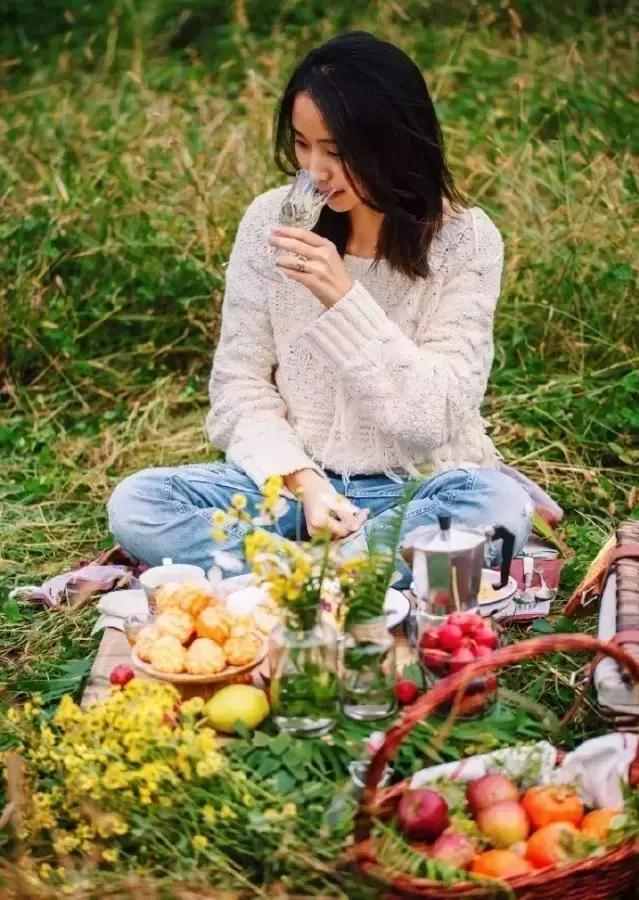 她是“成都第一私房菜美女老板”，与李易峰合作，和方大同录节目